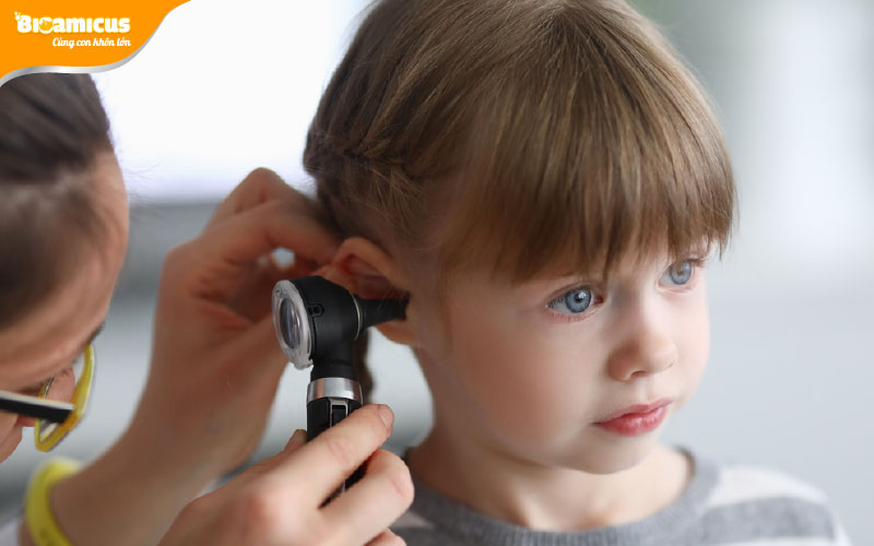 điều trị dứt điểm viêm tai giữa giúp trẻ nghe tốt, nói tốt