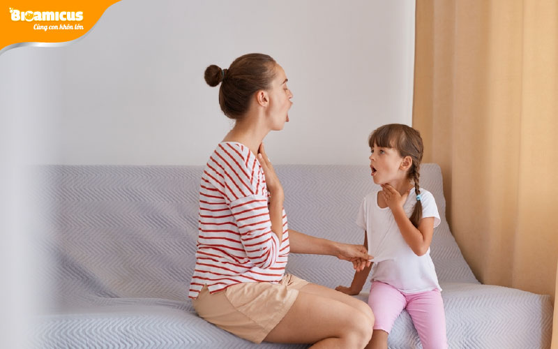 Tăng thời gian và tần suất giao tiếp với trẻ là giải pháp cho mẹ đang chưa biết bé chậm nói phải làm sao để tăng phản xạ nói