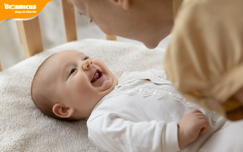 trẻ sơ sinh phát triển bình thường có thể giao tiếp với mẹ bằng lời nói, ánh mắt