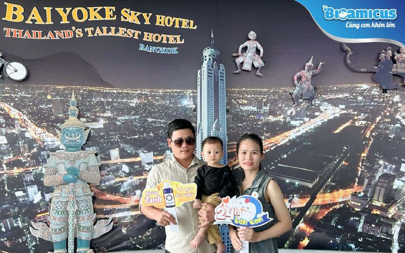 gia đình được tận hưởng các dịch vụ 4 sao tại Baiyoke Sky Hotel