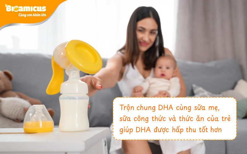 trộn chung sữa mẹ với sữa công thức và thức ăn