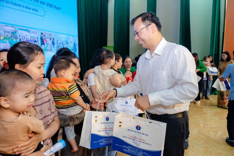 trao tặng d3k2 cho trẻ em nghèo