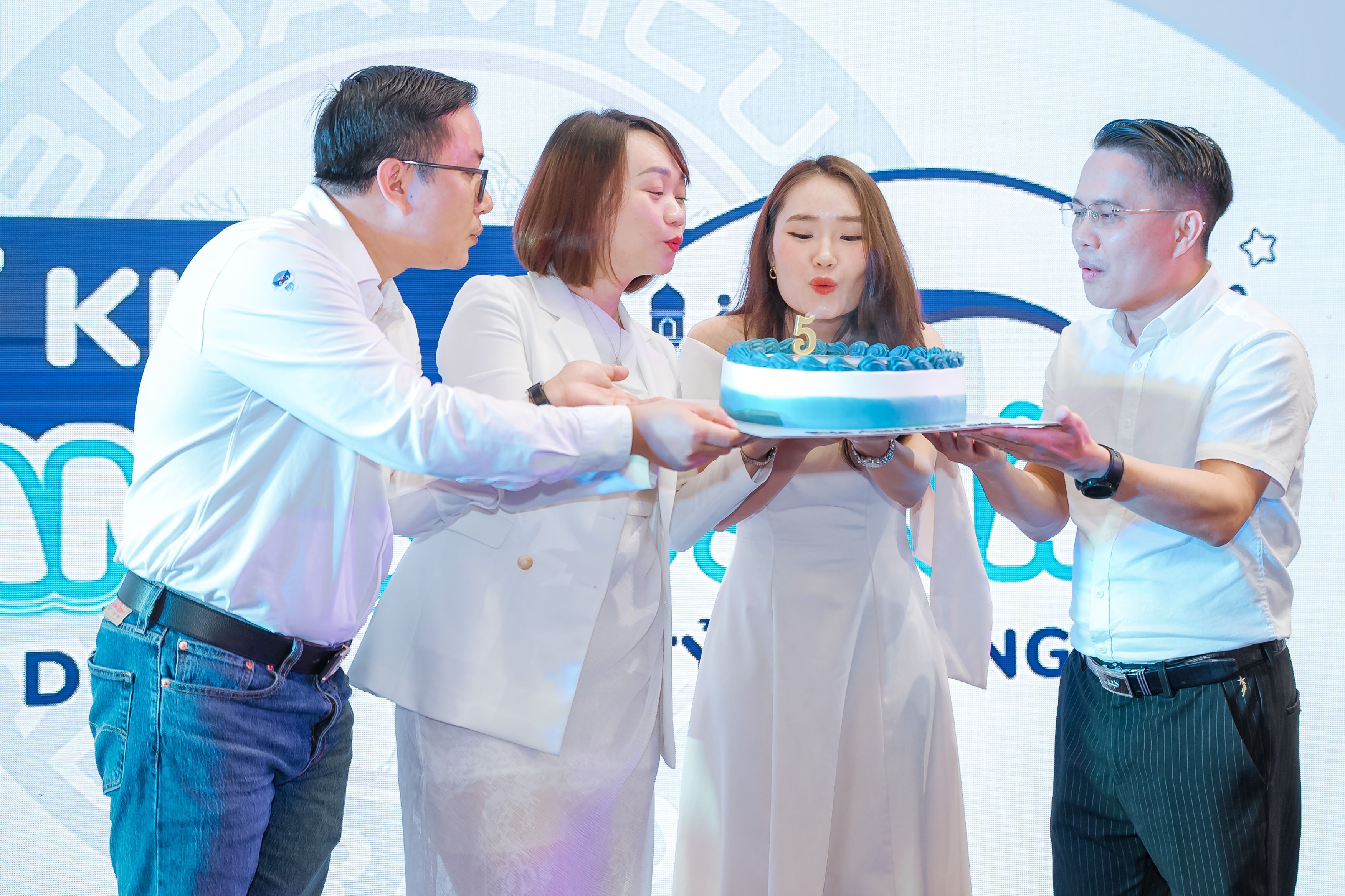 Khoảnh khắc thổi nến chúc mừng sinh nhật BioAmicus