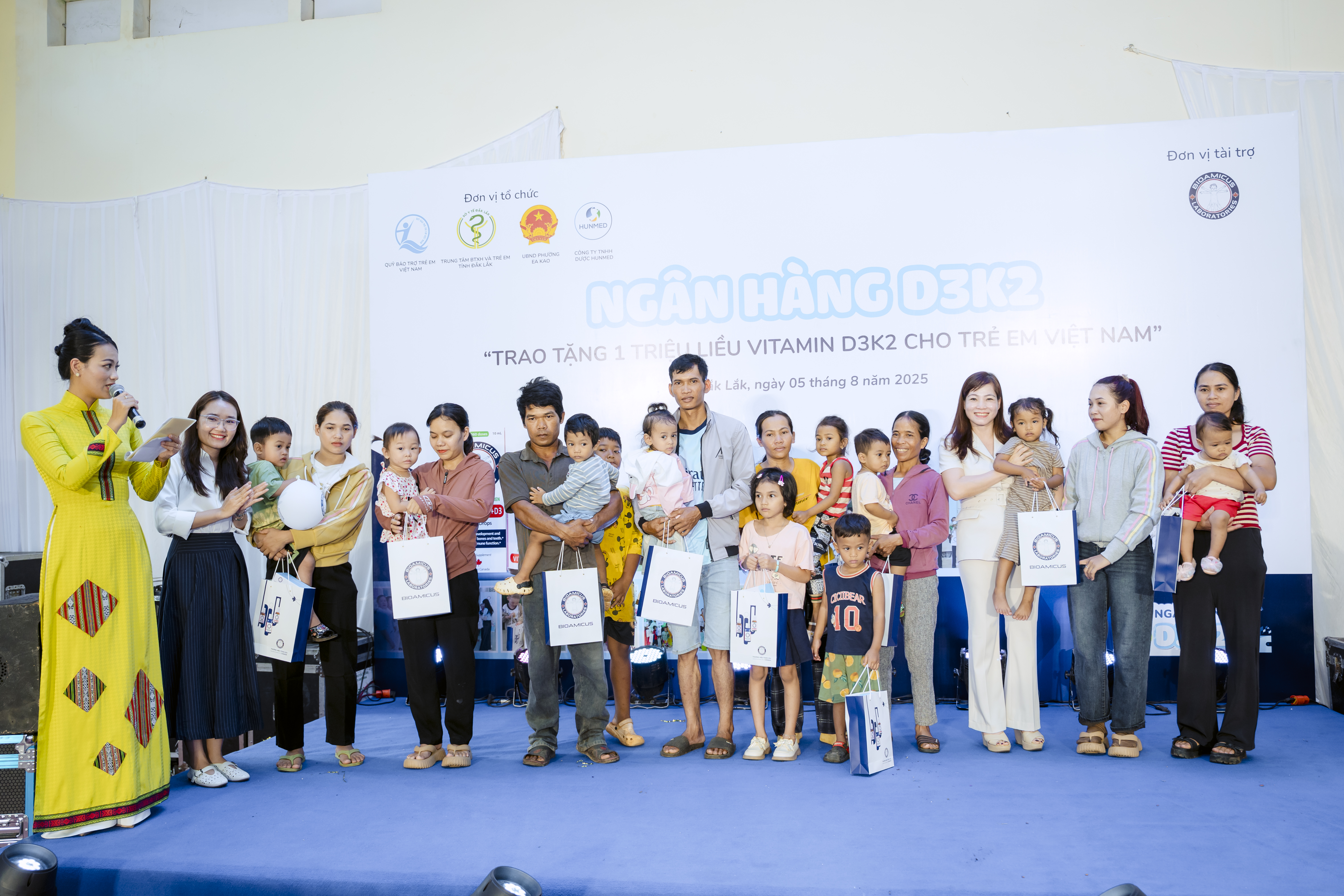 Các em nhỏ được trao quà
