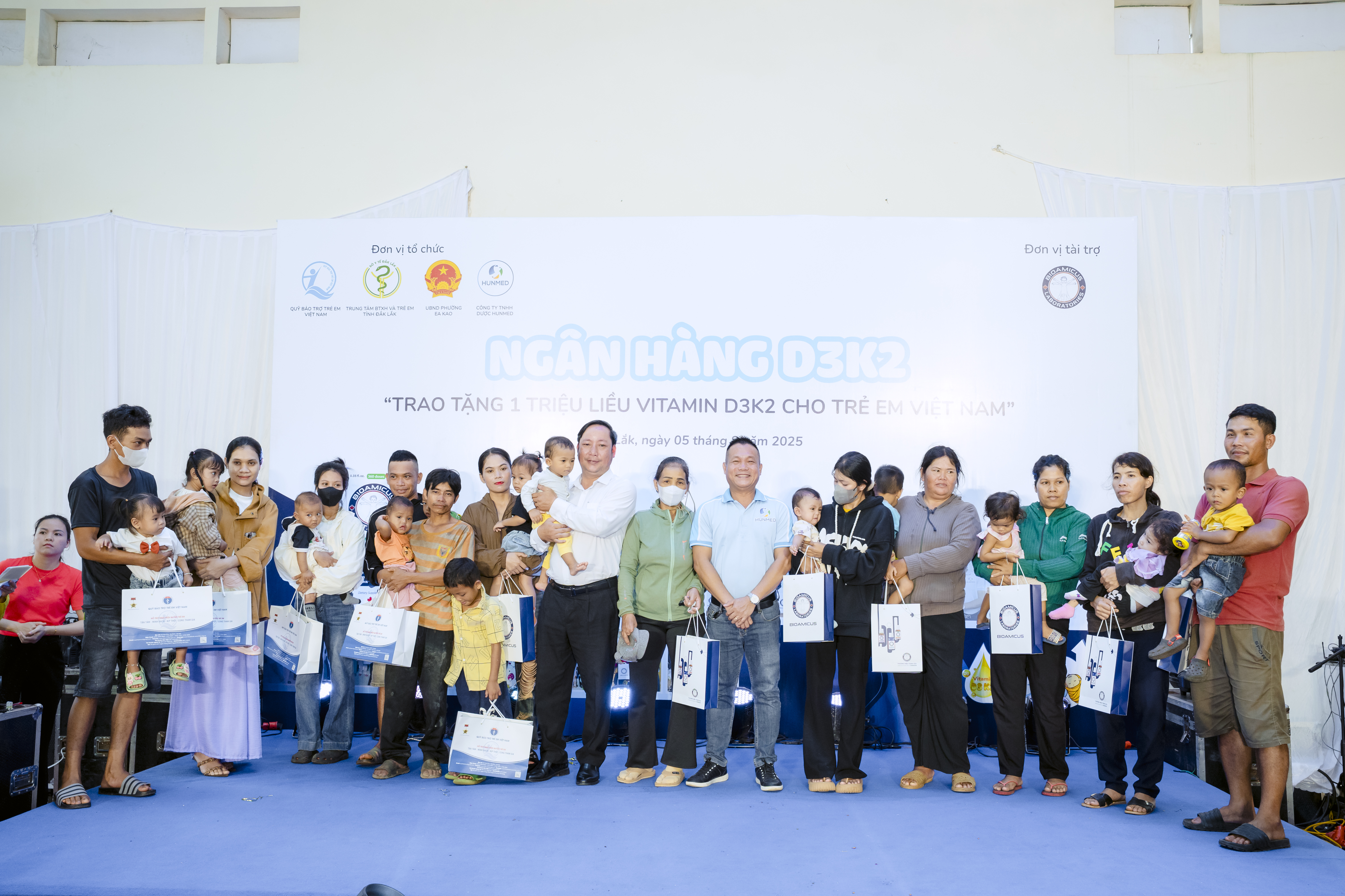 Các em nhỏ được trao quà