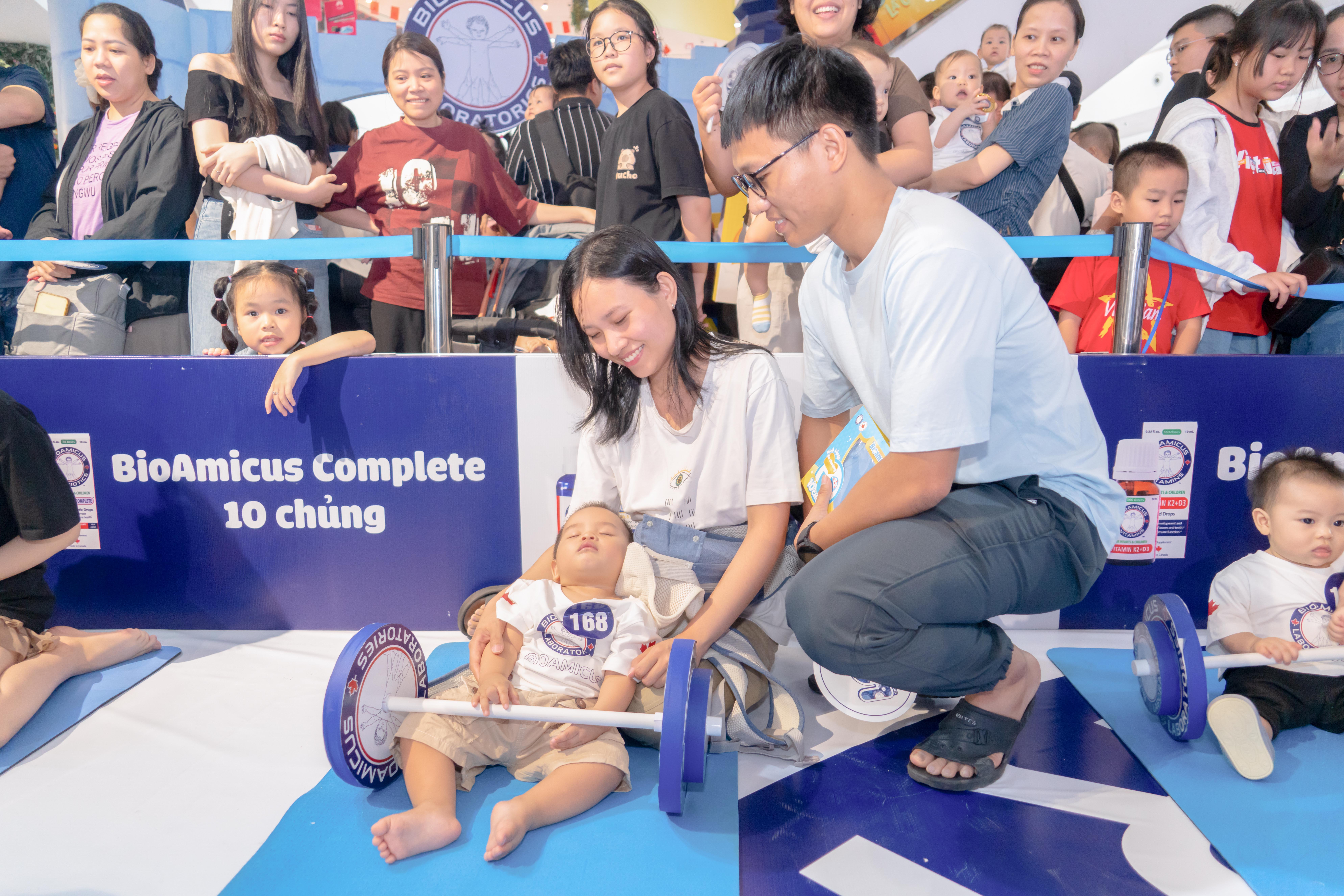 Em bé cử tạ đáng yêu