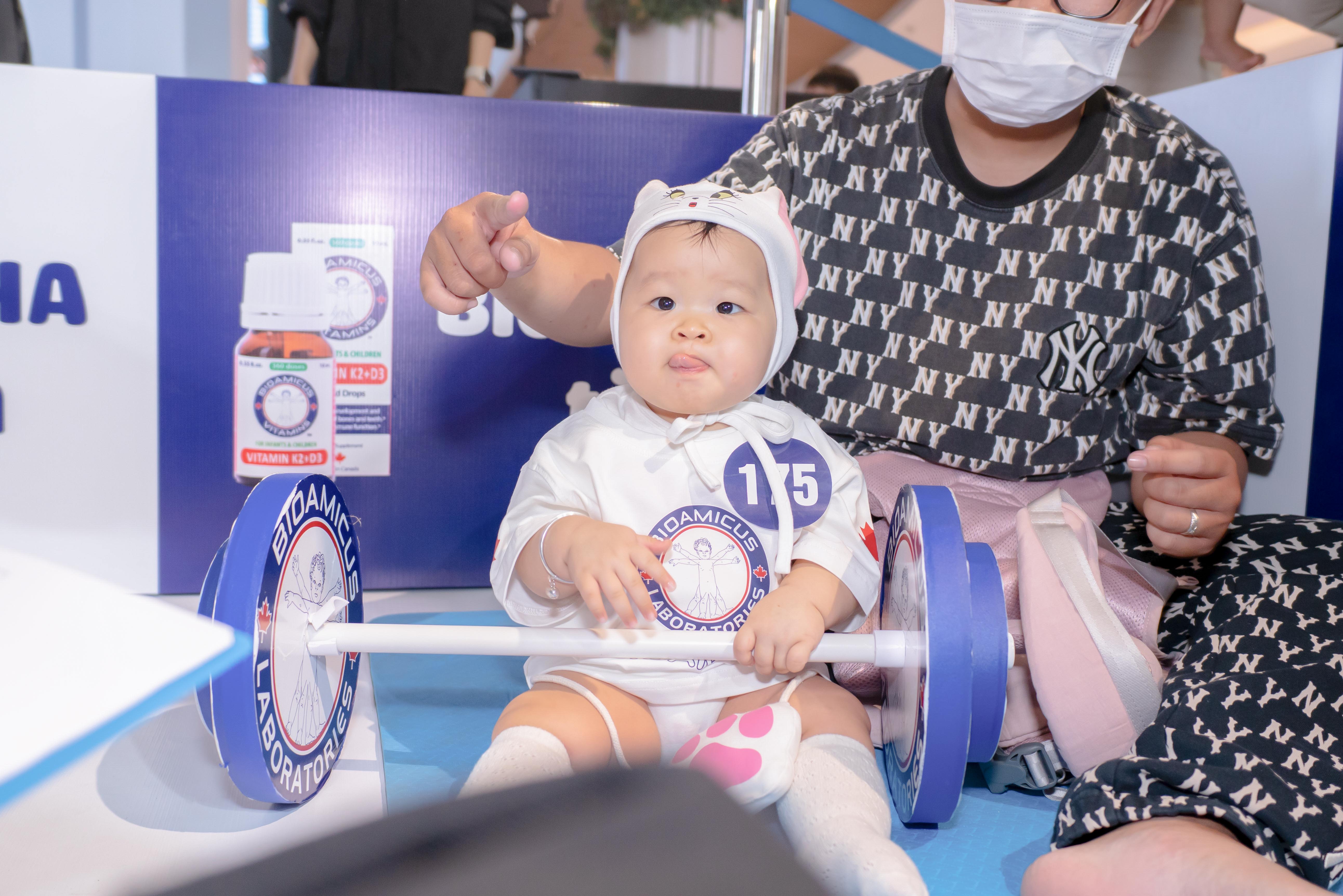 Khoảnh khắc nâng tạ đáng yêu của bé
