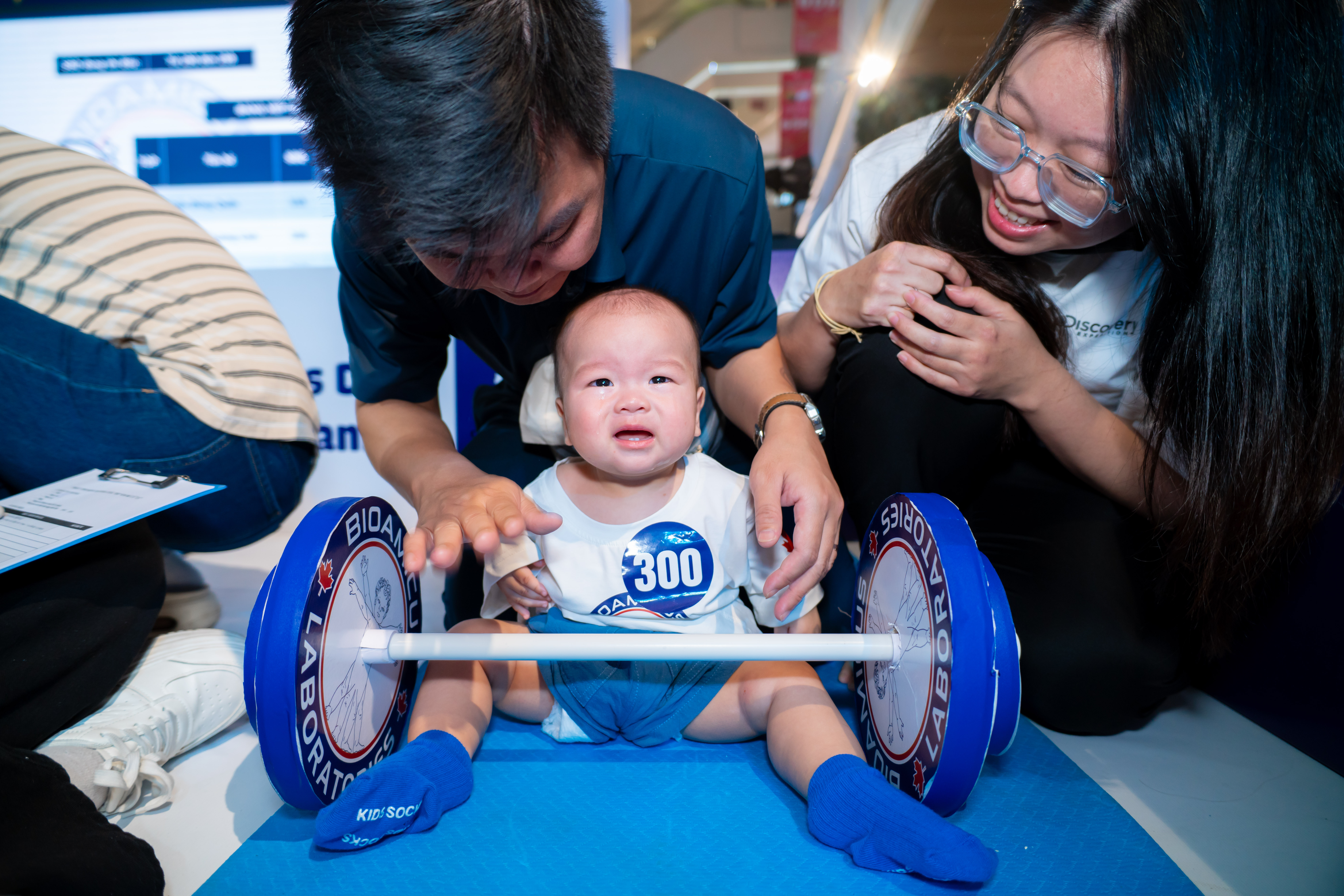 Khoảnh khắc nâng tạ đáng yêu của bé