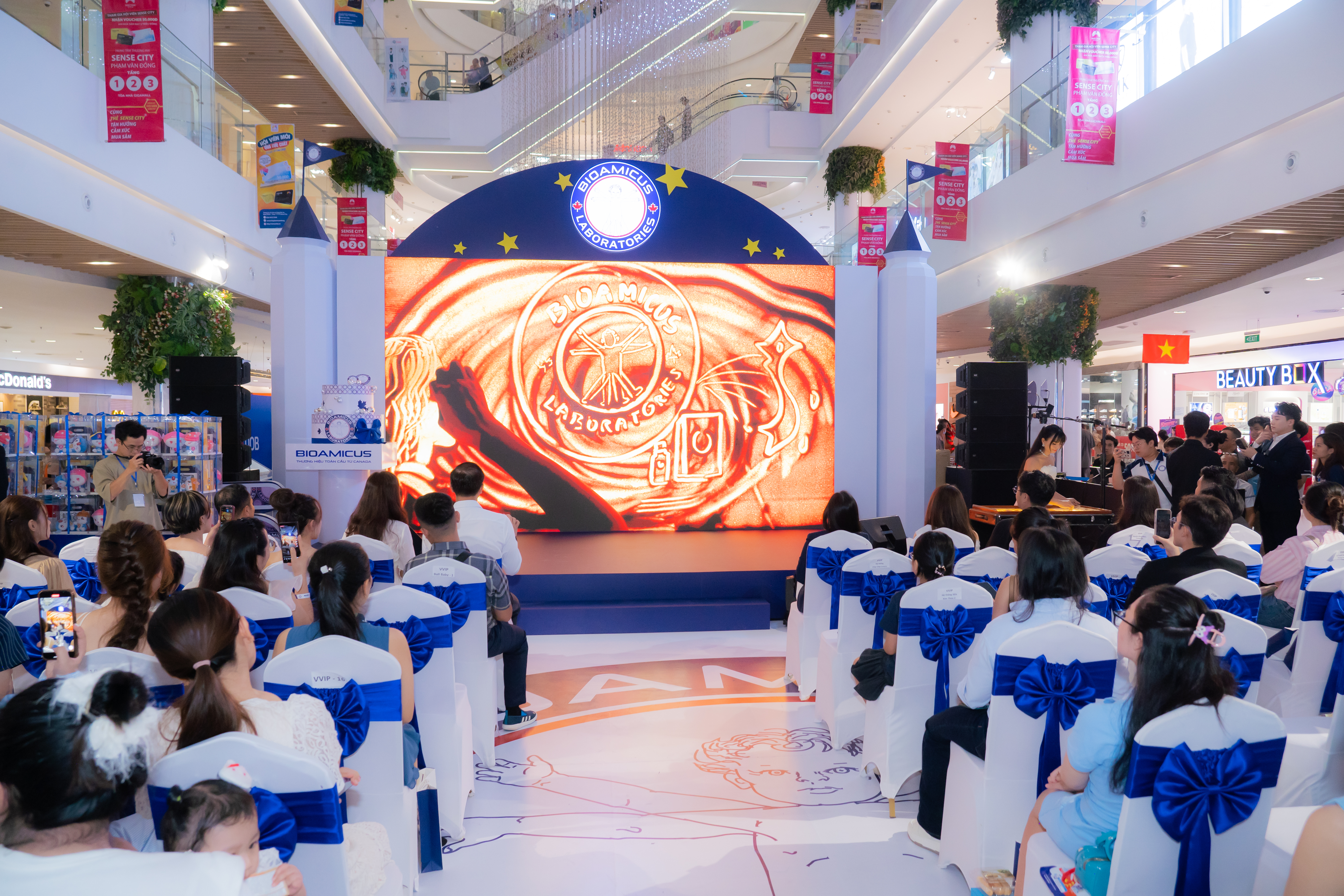 Tiết mục vẽ tranh cát nghệ thuật