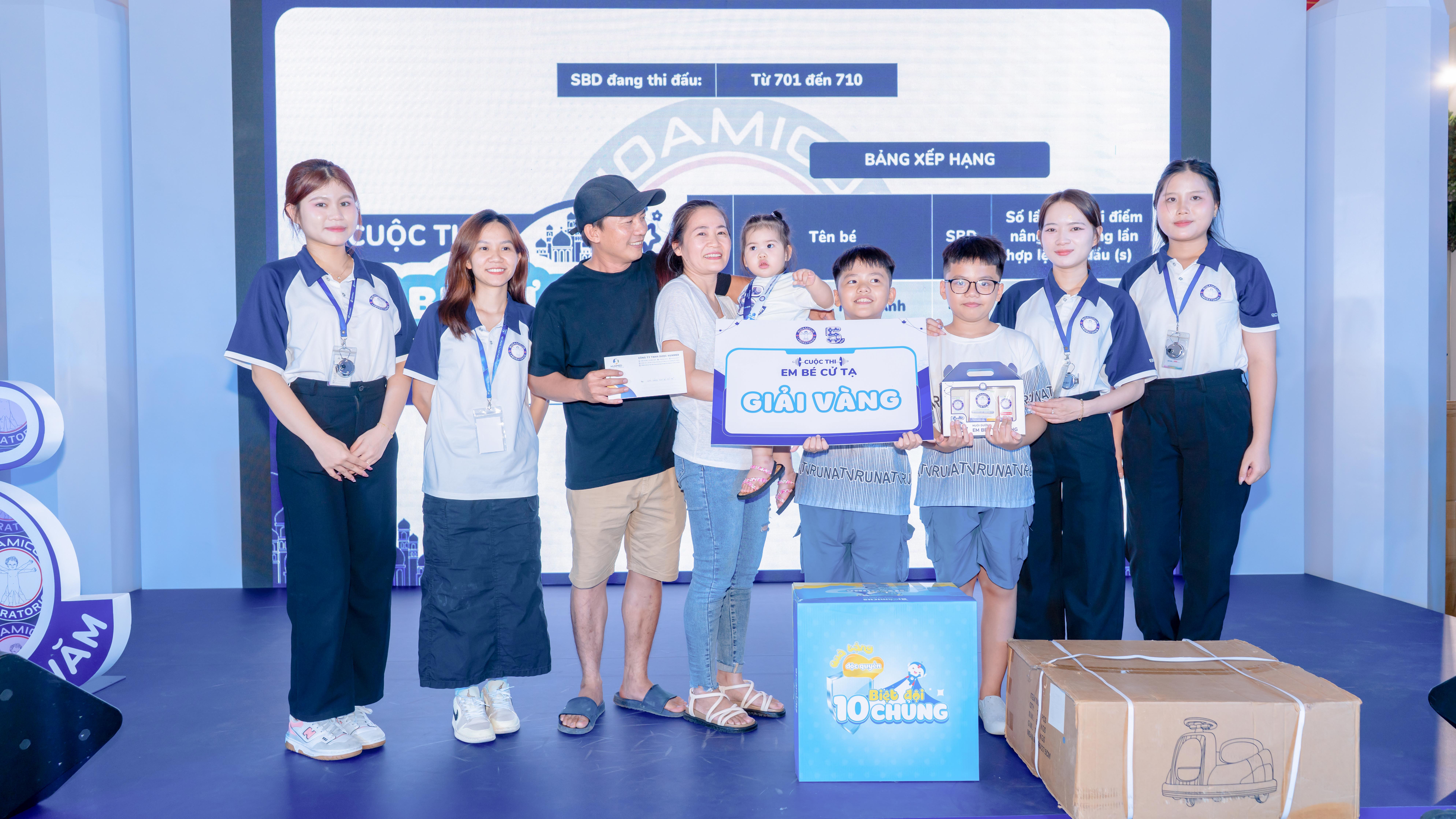 Trao giải vàng Em bé cử tạ