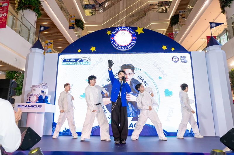 ca sĩ issac tại sự kiện BioAmicus 5 năm