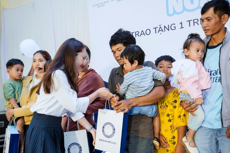 các em nhỏ được nhận quà từ ngân hàng d3k2