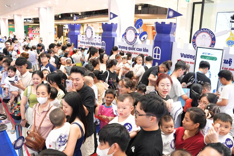 các lực sĩ nhí xếp hàng chờ thi đấu