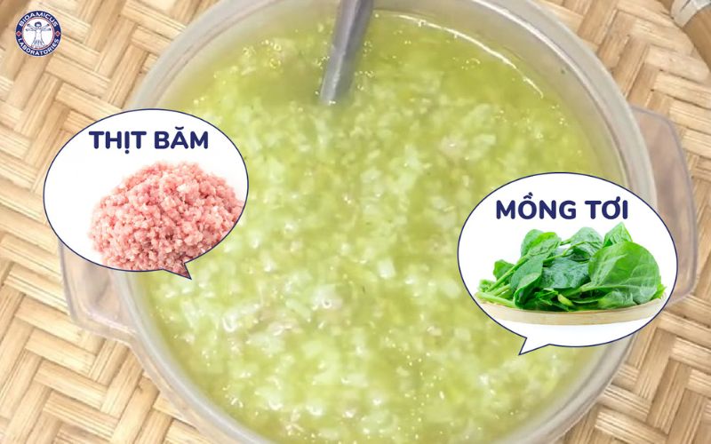 cháo mồng tơi thịt băm cho trẻ táo bón