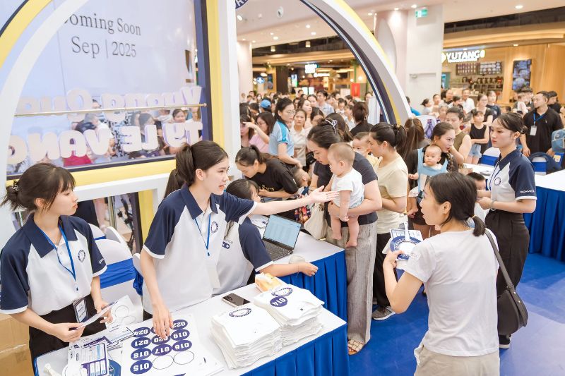 check in em bé cử tạ