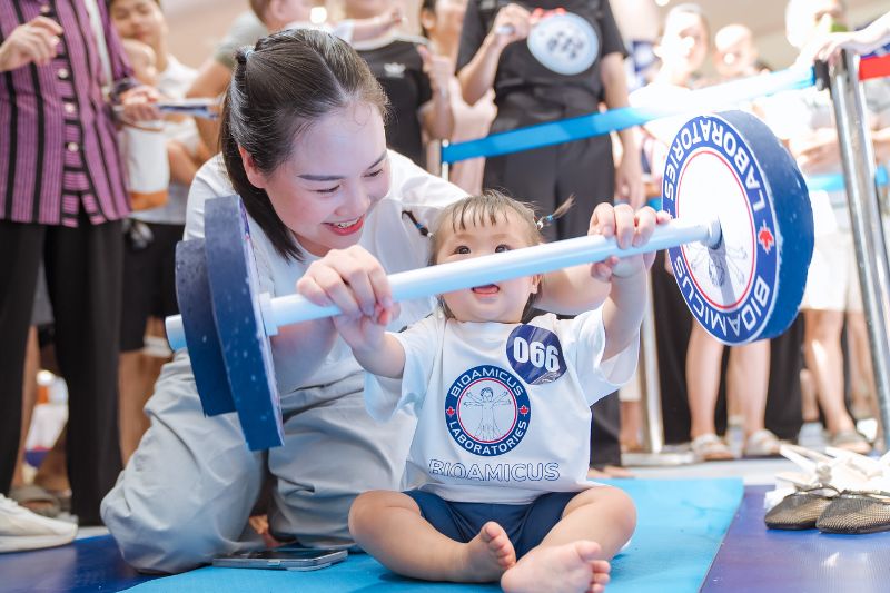 em bé cử tạ bioamicus 