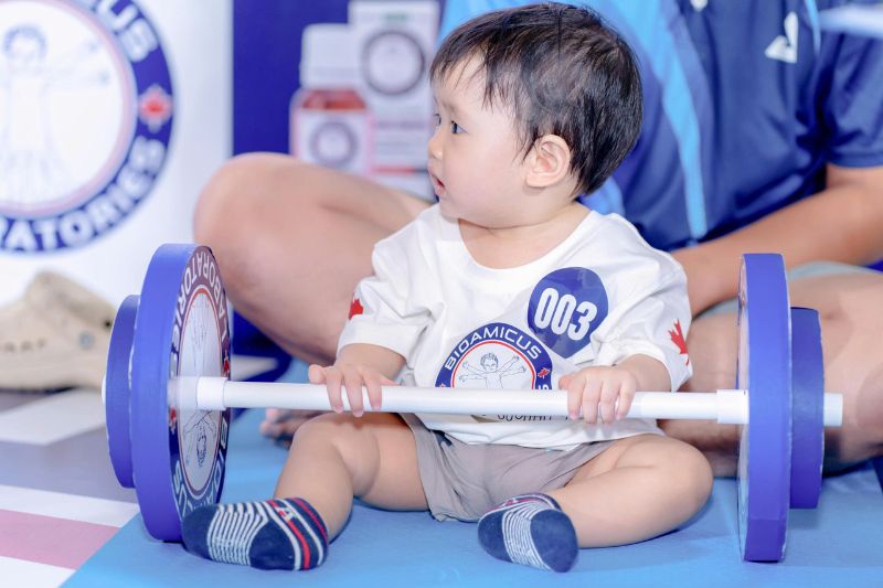 em bé cử tạ BioAmicus lạ lẫm nơi đấu trường