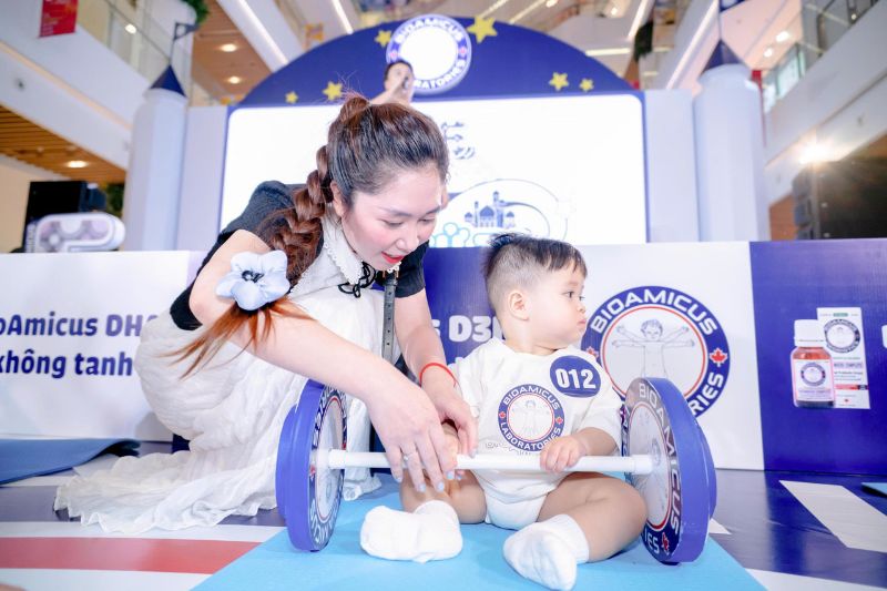 em bé cử tạ BioAmicus