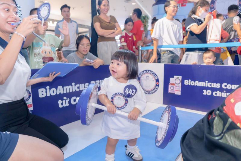 em bé tự tin nâng tạ tại BioAmicus 5 năm