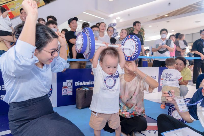 em bé cử tạ BioAmicus