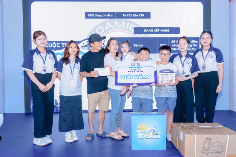 giải vàng em bé cử tạ