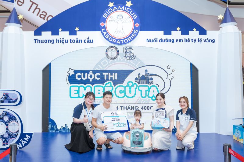 giải thưởng em bé cử tạ