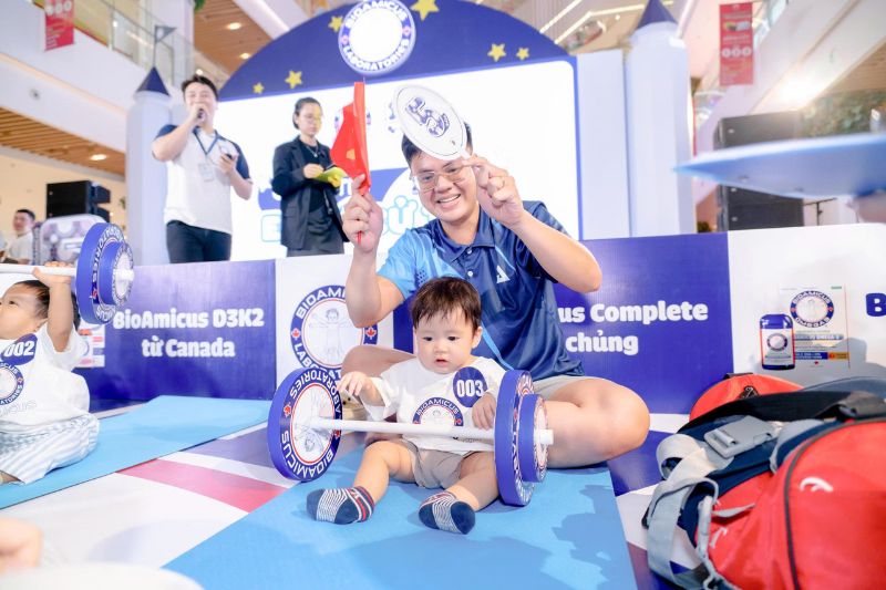 em bé ngơ ngác nhìn tạ