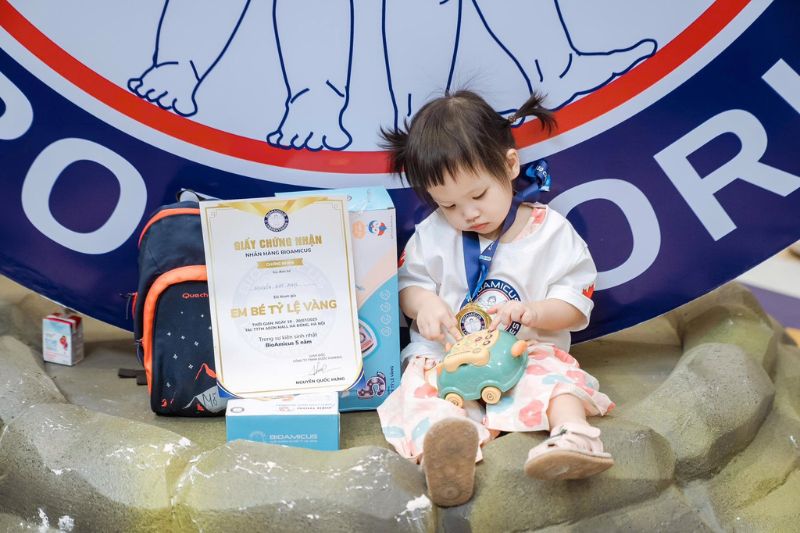 em bé say mê quà cử tạ bioamicus