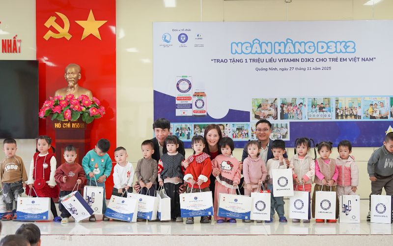 Các em nhỏ được trao tận tay những món quà ý nghĩa