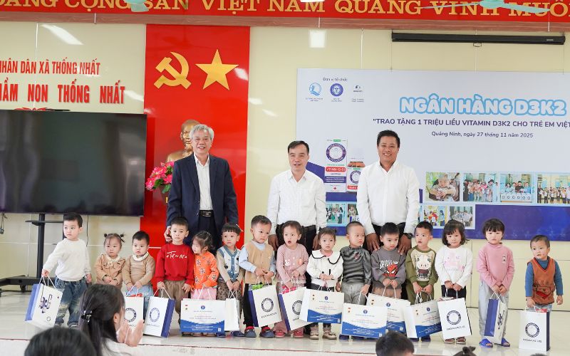 Những phần quà ý nghĩa được trao tận tay các em nhỏ