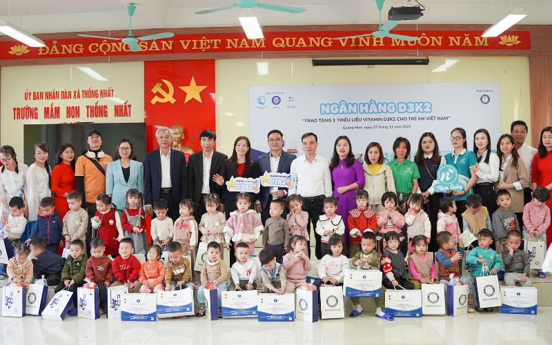 C&aacute;c em nhỏ được trao tặng những m&oacute;n qu&agrave; &yacute; nghĩa