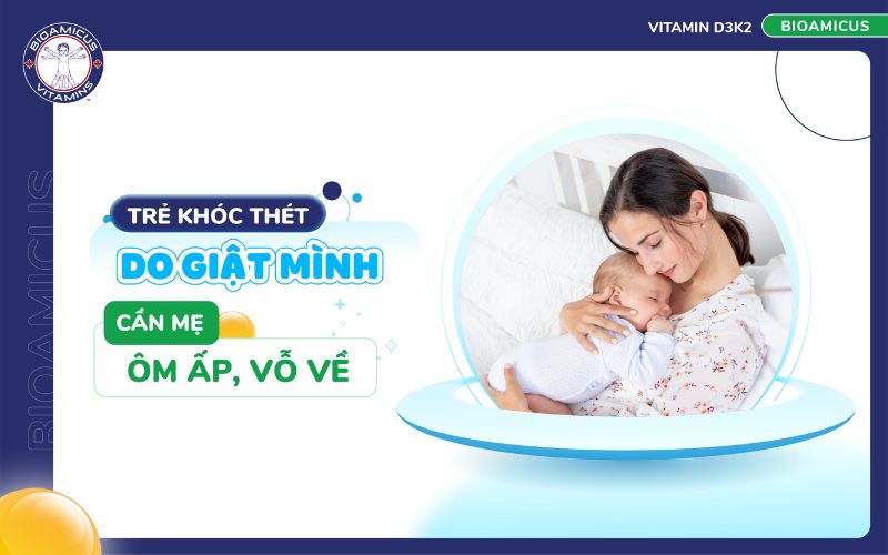 trẻ kh&oacute;c th&eacute;t do giật m&igrave;nh cần được mẹ &ocirc;m ấp vỗ về