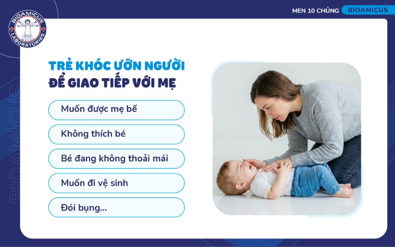 trẻ vừa kh&oacute;c vừa ưỡn người để giao tiếp với mẹ