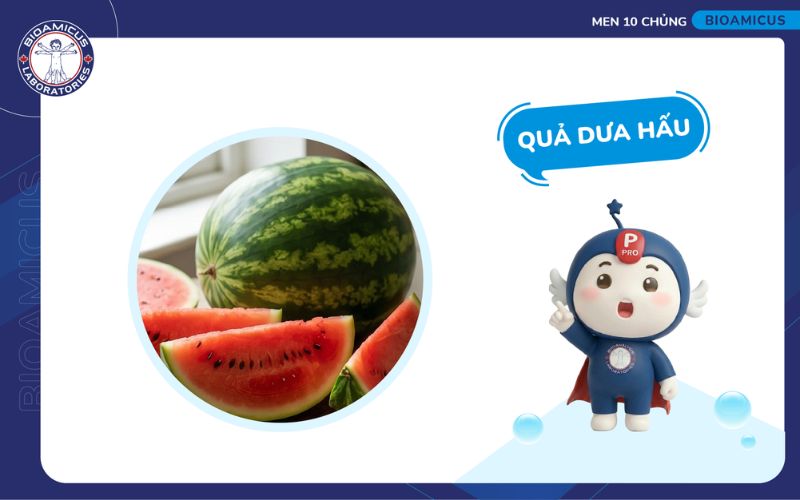 B&eacute; bị t&aacute;o b&oacute;n n&ecirc;n ăn dưa hấu