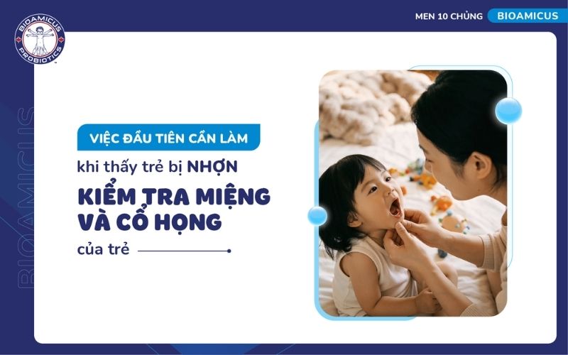 Kiểm tra miệng v&agrave; cổ họng trẻ