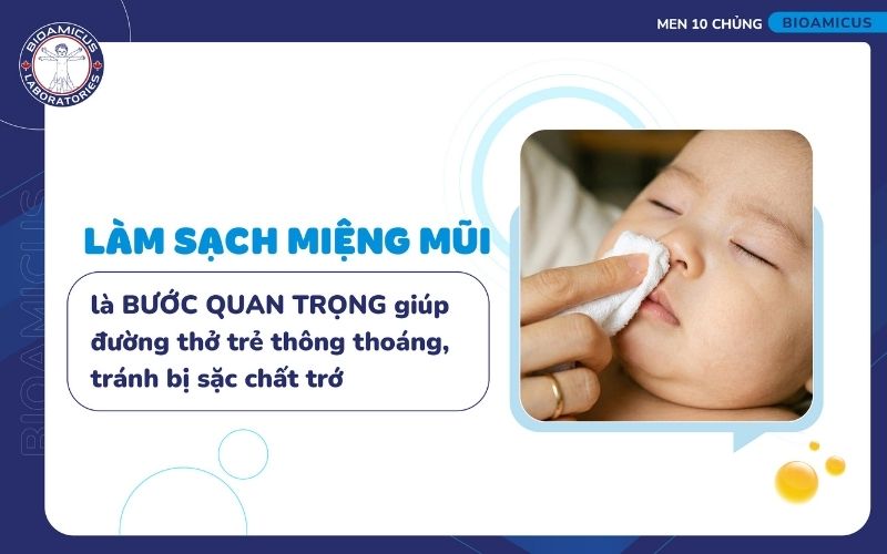 Ba mẹ cần l&agrave;m sạch miệng mũi cho trẻ sau khi bị ọc sữa