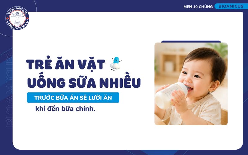 Ăn vặt nhiều l&agrave; nguy&ecirc;n nh&acirc;n khiến b&eacute; biếng ăn.