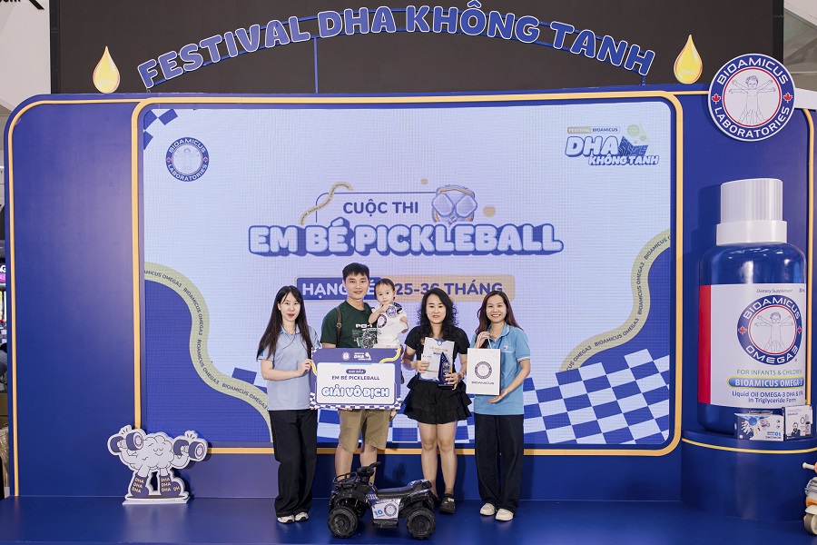 B&eacute; v&agrave; ba mẹ nhận phần thưởng sau giải đấu pickleball tại Festival DHA Kh&ocirc;ng Tanh 2026