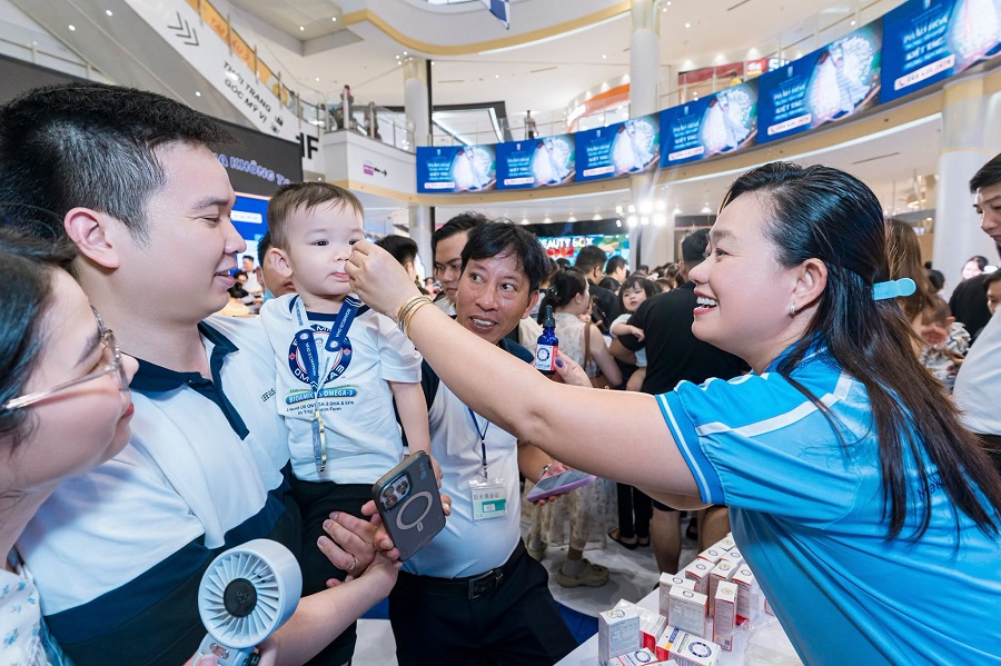 Tại Booth2 - b&eacute; được d&ugrave;ng thực trực tiếp sản phẩm BioAmicus DHA Omega-3
