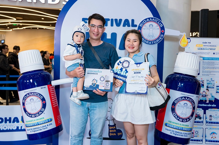Ba mẹ v&agrave; b&eacute; c&ugrave;ng lưu giữ khoảnh khắc với m&ocirc; h&igrave;nh cử tạ khổng lồ 