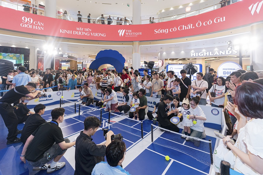 H&igrave;nh ảnh đ&aacute;ng y&ecirc;u tại giải đấu Pickleball ch&iacute;nh l&agrave; sự phối hợp nhịp nh&agrave;ng giữa ba mẹ v&agrave; con y&ecirc;u để đưa tr&aacute;i b&oacute;ng qua lưới