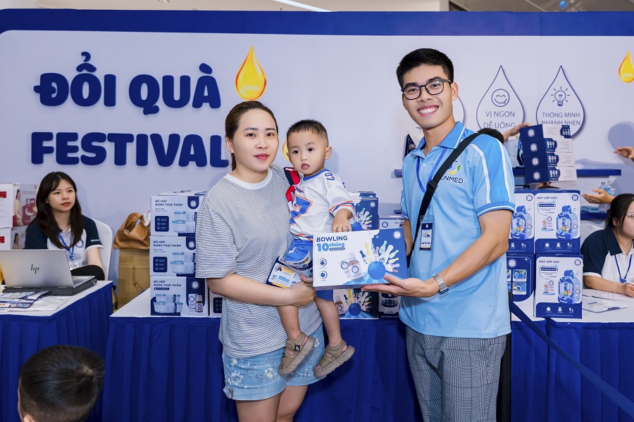 Ban tổ chức trao tặng cho gia đ&igrave;nh phần qu&agrave; &yacute; nghĩa sau khi thu thập đủ 3 mảnh gh&eacute;p tại c&aacute;c booth trải nghiệm  