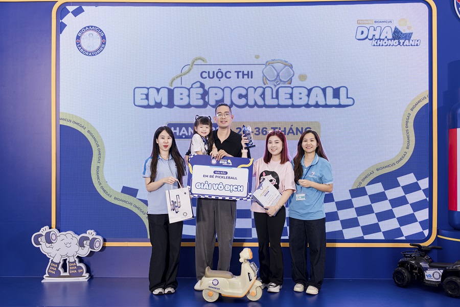 H&igrave;nh ảnh đ&aacute;ng y&ecirc;u của gia đ&igrave;nh c&aacute;c b&eacute; nhận giải thưởng sau phần thi pickleball