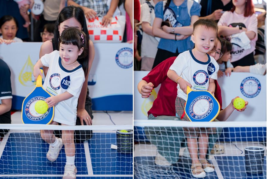 Nụ cười rạng rỡ của c&aacute;c b&eacute; khi đưa b&oacute;ng qua lưới với sự cổ vũ từ ba mẹ v&agrave; kh&aacute;n giả xung quanh 