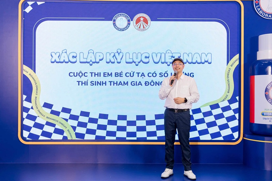 &Ocirc;ng Nguyễn Quốc Hưng - Tổng Gi&aacute;m đốc C&ocirc;ng ty TNHH Dược Hunmed, đại diễn nh&atilde;n h&agrave;ng BioAmicus ph&aacute;t biểu tại sự kiện x&aacute;c lập kỷ lục Việt Nam của giải đấu Em b&eacute; cử tạ 