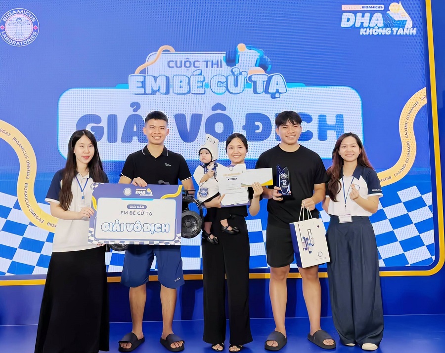 Ban tổ chức trao giải nhất cuộc thi Em b&eacute; cử tạ với 2 triệu đồng tiền mặt, xe điện địa h&igrave;nh, 6 lọ DHA BioAmicus Omega-3 v&agrave; c&uacute;p vinh danh pha l&ecirc; 
