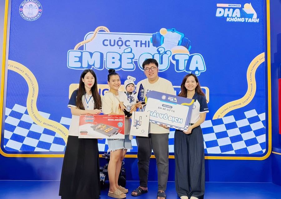 Gia đ&igrave;nh &ldquo;lực sĩ nh&iacute;&rdquo; nhận phần thưởng giải nh&igrave; của cuộc thi Em b&eacute; cử tạ 