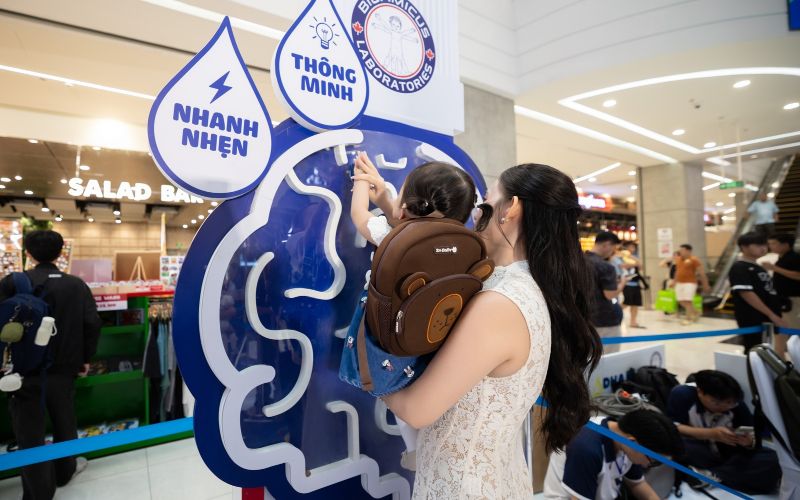 Thử t&agrave;i kh&eacute;o l&eacute;o của b&eacute; với thử th&aacute;ch điều khiển &ldquo;giọt DHA&rdquo; vượt qua m&ecirc; cung n&atilde;o bộ 