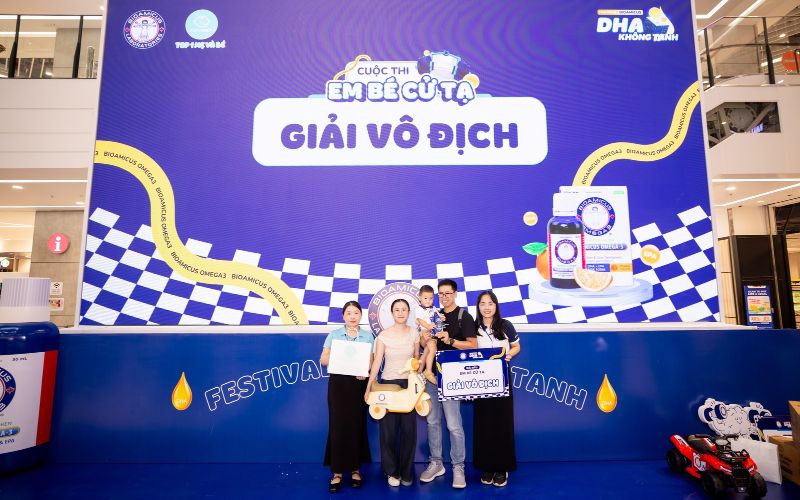 Gia đ&igrave;nh &ldquo;lực sĩ nh&iacute;&rdquo; nhận phần thường giải bạc của cuộc thi Em b&eacute; cử tạ  
