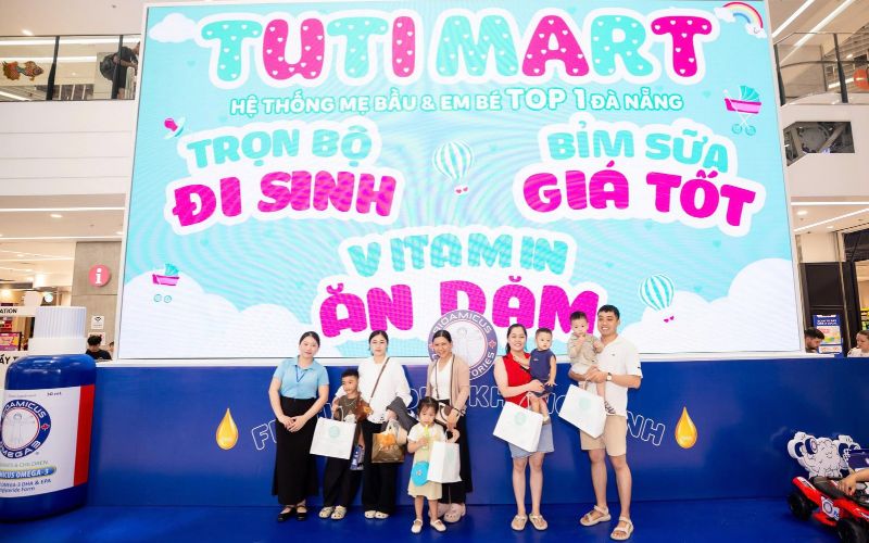 Đại diện Tutimart trao tặng c&aacute;c phần qu&agrave; &yacute; nghĩa cho ba mẹ v&agrave; c&aacute;c b&eacute; xuất sắc ho&agrave;n th&agrave;nh thử th&aacute;ch minigame 